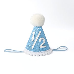 1/2 Geburtstagsmütze/ Halber Geburtstagshut/ Halber Geburtstag Junge/ Halbes Geburtstagsoutfit/ Blau und Weiß/ Weiß & Babyblau + Garn-Bommel-Top