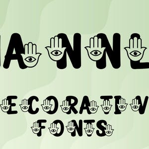 Può includere: Testo nero su sfondo verde chiaro: "NANNY DECORATIVE FONTS". Ogni lettera è decorata con un simbolo di mano con un occhio al centro. Il carattere è in grassetto e stilizzato.