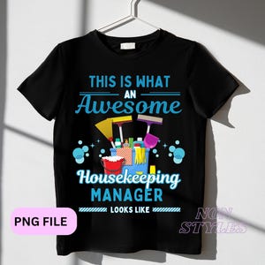 Puede incluir: Camiseta negra con un gráfico de productos de limpieza en un cubo y el texto "Esto es lo que parece un gerente de limpieza increíble."