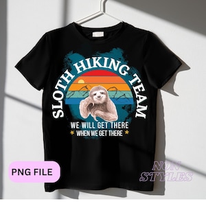 Sloth Vandringslag Vi kommer dit när vi kommer dit Digital PNG-fil, omedelbar nedladdning, rolig vandrare PNG-skjortadesign