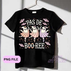 Pode incluir: Camiseta preta com um gráfico de três fantasmas rosa, roxo e laranja usando tutus e o texto "Pas de Boo-Ree".