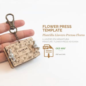 Puede incluir: Un llavero de prensa de flores en miniatura con un cierre de color bronce. La prensa de madera presenta un diseño floral y las palabras "FLOWER PRESS". La imagen también incluye el texto "FLOWER PRESS TEMPLATE" y "PDF and SVG".