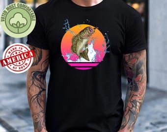 Chemise de pêche à l'achigan épique pour les amateurs de plein air - Achigan à grande bouche sautant au coucher du soleil - Parfait pour les pêcheurs, les journées sur le lac et les aventures estivales