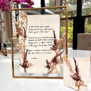 Personalisierte handgeschriebene Songtexte / Gedicht / Note / Zitat in Vintage Glasrahmen mit gepressten Blumenarrangement und handgefertigtem Papier