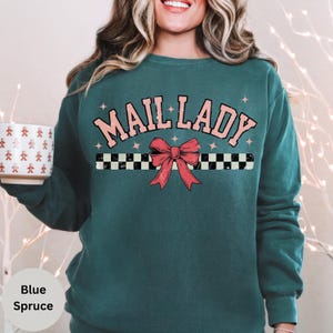 Sudadera teñida con prenda de Mail Lady: prenda superior con personalidad postal cálida y de moda, regalo para cartero, repartidor rural de la oficina de correos