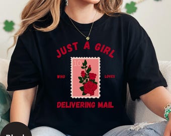 Camiseta de Cartero con Estampado de Rosas: "Solo una chica que ama repartir correo"