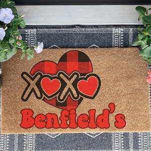 Capacho personalizado com nome para o Dia dos Namorados, design de coração xadrez xadrez XOXO, tapete personalizado, decoração romântica para casa, presente para casais, entrada