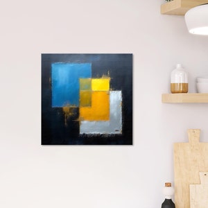 Könnte beinhalten: Abstrakte Malerei mit geometrischen Formen in Blautönen, Gelb und Grau auf schwarzem Hintergrund.