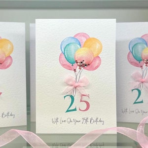 Carte de 25 ans faite main. Carte d'anniversaire pour tous les âges. Carte colorée de ballons d'anniversaire. Ornée de pierres précieuses à la main et d'un noeud rose.