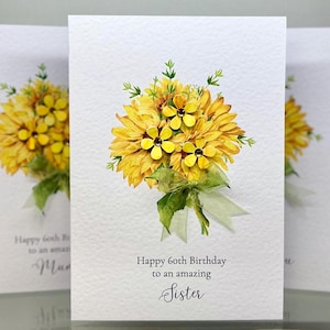 Soeur tournesol 60e carte d'anniversaire, carte d'anniversaire fait main bouquet de tournesols pour soeur. Orné de fleurs 3D, de pierres précieuses et d'un ruban vert.