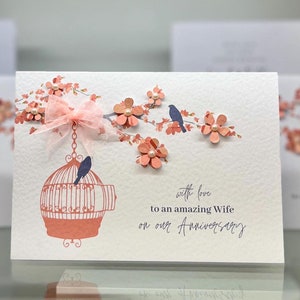 Carte d'anniversaire de femme. Carte d'anniversaire de mariage faite main. Carte d'anniversaire de fleurs de cerisier, décorée de fleurs, de perles et d'un ruban pêche