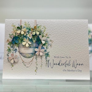 Carte de fête des mères pour grand-mère, carte faite main pour grand-mère le jour de la fête des mères. Carte de luxe pour la fête des mères avec fleurs et pierres précieuses en 3D. Panier suspendu aquarelle
