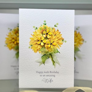 Carte d'anniversaire de 60 ans de tournesol pour femme, carte d'anniversaire bouquet de tournesols fait main pour votre femme. Orné de fleurs 3D, de pierres précieuses et d'un ruban vert.