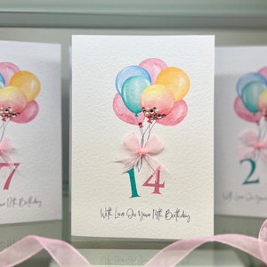 Carte de 14e anniversaire faite main. Ornée de pierres précieuses à la main et d'un noeud rose. Carte d'anniversaire pour 14 ans d'un ami, carte de ballons d'anniversaire, tout âge