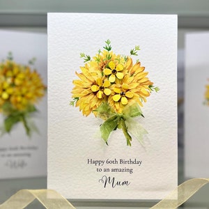 Mama Sonnenblume 60. Geburtstagskarte, handgefertigte Sonnenblumenstrauß Geburtstagskarte für Mama. Dekoriert mit 3D Blumen, Edelsteinen und Grünem Band. Mama, Mama