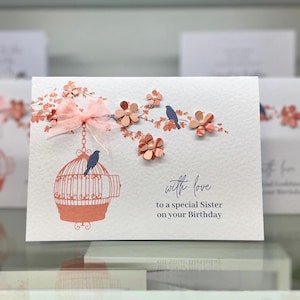 Tarjeta de cumpleaños con flores de cerezo para hermana. Tarjeta de cumpleaños hecha a mano. Tarjeta de cumpleaños para hermana. Decorada con flores en 3D, perlas y cinta color durazno.