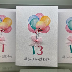 Carte d'anniversaire faite main pour tous les âges. Ornée à la main de pierres précieuses et finie avec un noeud rose. Joyeux 13e anniversaire, carte de 13e anniversaire, carte colorée