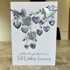 Biglietto di auguri per il 10° anniversario di matrimonio del marito. Biglietto di auguri per l'anniversario in latta vera. Biglietto di auguri per il decimo anniversario fatto a mano. Fatto a mano con cuori di latta, gemme e un fiocco