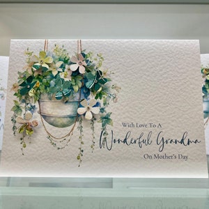 Carte de fête des mères de grand-mère, carte de fête des mères faite main. Carte de luxe pour la fête des mères avec fleurs et pierres précieuses en 3D. Panier suspendu aquarelle