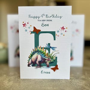 Biglietto di auguri per il 4° compleanno del figlio, biglietto di auguri per il 4° compleanno con dinosauro, biglietto personalizzato per il 3° e 5° compleanno, biglietto decorato con dinosauro, qualsiasi lettera, qualsiasi relazione.