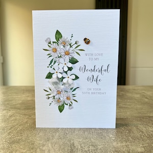 Carte 50e anniversaire femme, 30e, 40e, 60e, carte femme, cinquantième anniversaire femme, 50e carte faite main pour femme avec une abeille en bois et un bijou de fleurs 3D