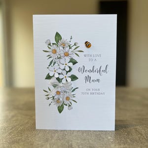 70e anniversaire de maman, 60e, 80e, 100e anniversaire, carte de maman, 70e anniversaire de maman, carte de 70 ans faite main pour maman avec une abeille en bois et des fleurs, 3D