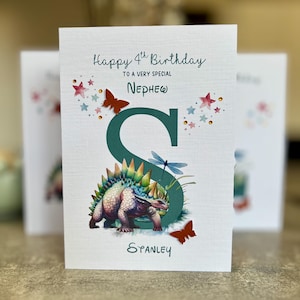 Biglietto di auguri per il 4° compleanno del nipote, biglietto di auguri per il 4° compleanno con dinosauro, biglietto personalizzato per il 3° e 5° compleanno, biglietto di auguri decorato con dinosauro, qualsiasi lettera, qualsiasi relazione