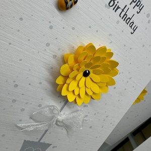 Een prachtige kaart voor de 50e verjaardag.  Een handgeschept papieren kaart met zonnebloem en houten bij, kaart 30e verjaardag, 3D-kaart, kaart bijenliefhebbers, 30e kaart
