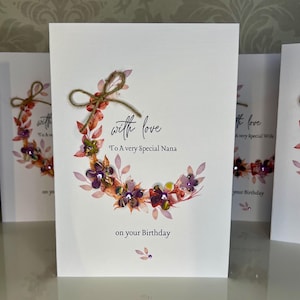 Tarjeta de cumpleaños para la abuela, tarjeta especial para el cumpleaños de la abuela. Tarjeta de cumpleaños para la abuela hecha a mano, bonita tarjeta, flores violetas en 3D, gemas, lazo de hilo, tarjeta para la abuela