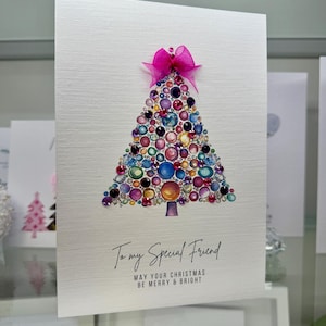 Personnalisé ami, collègue de travail, voisin, tante, cousin, ajoutez n'importe quel nom.  Carte de Noël faite main. Orné de pierres précieuses et d'un noeud.