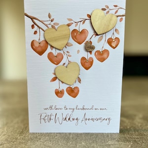 Kaart man 5e huwelijksverjaardag. Jubileumkaart van echt hout. Handgemaakte kaart voor het vijfjarig jubileum. Handgemaakt met houten harten en edelstenen