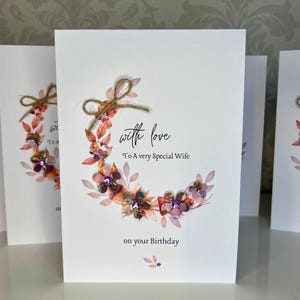 Cartão de aniversário da esposa. Cartão de aniversário da idade da coroa de outono. Cartão de aniversário da esposa feito à mão, cartão bonito, flores 3D, pedras preciosas, laço de barbante, esposa especial