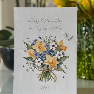 Biglietto d'auguri per la festa della mamma, nonna, moglie, biglietto fatto a mano per la festa della mamma, fiori primaverili con narcisi, biglietto personalizzato per la festa della mamma.