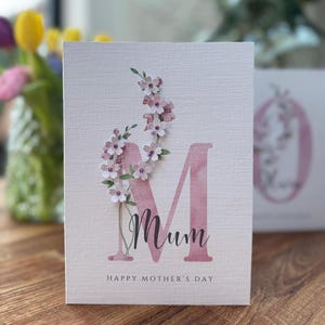 Carte de fête des mères, carte florale, carte faite main, spéciale maman pour la fête des mères. Décoré de fleurs en 3D et de la lettre M pour la mère, carte sur mesure