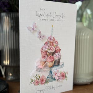 Personnalisable pour tous les âges : carte d'anniversaire de fille de 30, 40, 50 et 60 ans, jolie carte de cupcake, carte avec embellissements et noeud.