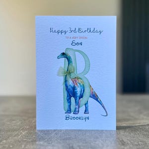 Carte de 3e anniversaire de fils. Carte de dinosaure pour le 3e anniversaire. Carte personnalisée pour le 3e anniversaire. Carte de dinosaure décorée, n'importe quelle lettre, âge, relation