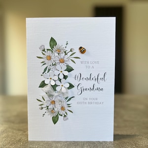 Oma 100 Geburtstagskarte. Handgemachte Karte für Oma mit einer Holzbiene und Blumen. 100ste Karte. Oma jeden Alters Karte. Nan, Oma, Nanny
