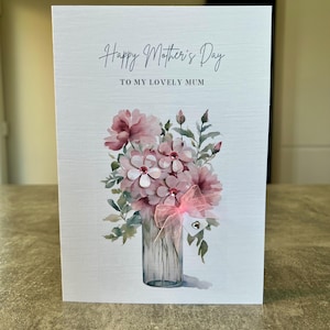 Tarjeta del Día de la Madre, Tarjeta especial del Día de la Madre con flores rosas, lazo y etiqueta de regalo, Tarjeta delicada, Tarjeta de lujo del Día de la Madre, Flores, Tarjeta para mamá