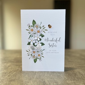 Schwester Geburtstagskarte 40, 30., 50., 60., Sideboard, 40. Geburtstag Schwester, handgemachte 40 Karte für Schwester mit einer hölzernen Biene & Blumen