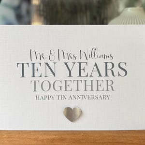 Gepersonaliseerde tienjarige jubileumkaart met echt blikken hart. Kaart 10e verjaardag, zoon en schoondochter tiende verjaardag. Vrienden 10e