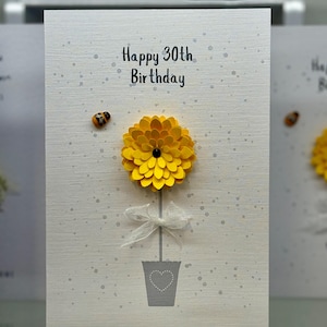 Een prachtige kaart voor de 30e verjaardag.  Een handgeschept papieren kaart met zonnebloem en houten bij, kaart 30e verjaardag, 3D-kaart, kaart bijenliefhebbers, 30e kaart