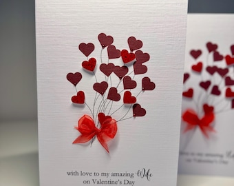 Tarjeta de San Valentín para tu esposa. Tarjeta 3D hecha a mano con corazones rojos, gemas y un lazo de organza roja. Prometida, novia, pareja.
