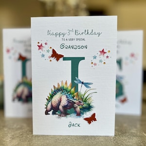 Tarjeta de tercer cumpleaños para nieto, tarjeta de dinosaurio para tercer cumpleaños, tarjeta personalizada para nieto, tarjeta de dinosaurio decorada, cualquier letra, cualquier relación o edad