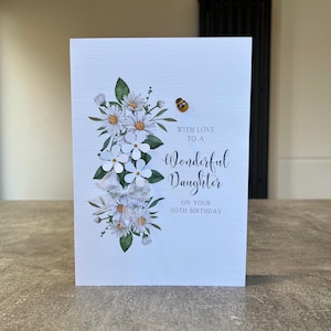 Carte des 50 ans de ma fille. Carte 50e faite main avec une abeille en bois et des fleurs. Carte d'anniversaire de fille. Cinquantième carte. 50e anniversaire. Carte abeille