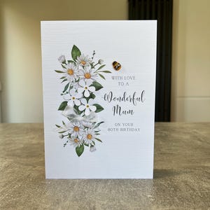 Biglietto di auguri per l'80° compleanno della mamma, 50°, 60°, 90°, 100° compleanno, biglietto per la mamma, ottantesimo compleanno della mamma, biglietto fatto a mano per l'80° compleanno della mamma con un'ape di legno e fiori 3D