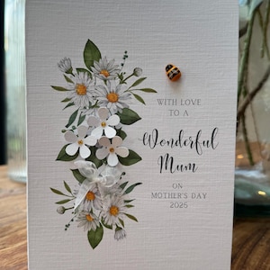 Tarjeta del Día de la Madre con abeja y margarita, tarjeta hecha a mano, maravillosa tarjeta del Día de la Madre para mamá, tarjeta del Día de la Madre 2025, tarjeta especial, tarjeta de jardineros, abeja