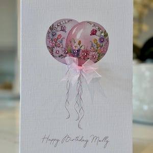 Preciosa tarjeta de cumpleaños rosa, personalizable con cualquier nombre, ideal para todas las edades. Diseño delicado en papel de lino, decorada a mano.