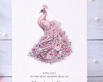 Tarjeta del Día de la Madre, hecha a mano con gemas de pavo real rosa y lazo. Tarjeta especial para el Día de la Madre, tarjeta de lujo, decorada a mano.