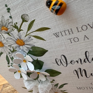 Moederdagkaart, handgemaakte kaart, gepersonaliseerd met een geweldige moeder uit 2025 op Moederdag. 3D-bloemen en houten bij, kaart bijenliefhebbers, schattige kaart