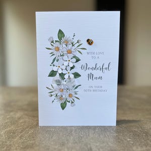 50e verjaardagskaart moeder, prachtige moederkaart, 50e verjaardag moeder, handgemaakte 50e kaart voor moeder met een houten bij en 3D-bloemen. Mama, mama